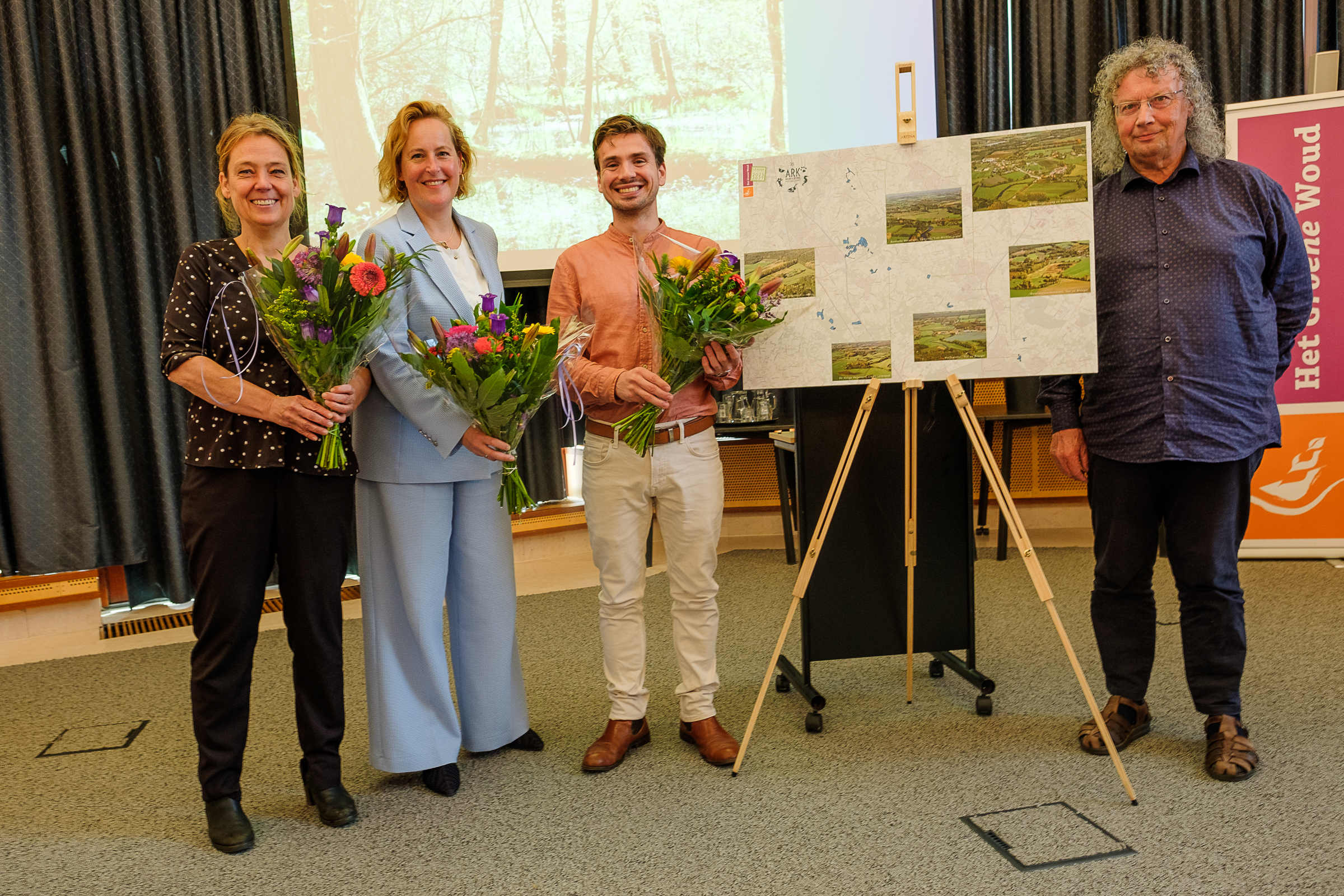 Esther Blom (ARK), Hagar Roijackers (Gedeputeerde Noord-Brabant) en Sam Goossens (Wethouder Sint-Michielsgestel) zijn blij met 125 ha nieuwe natuur.