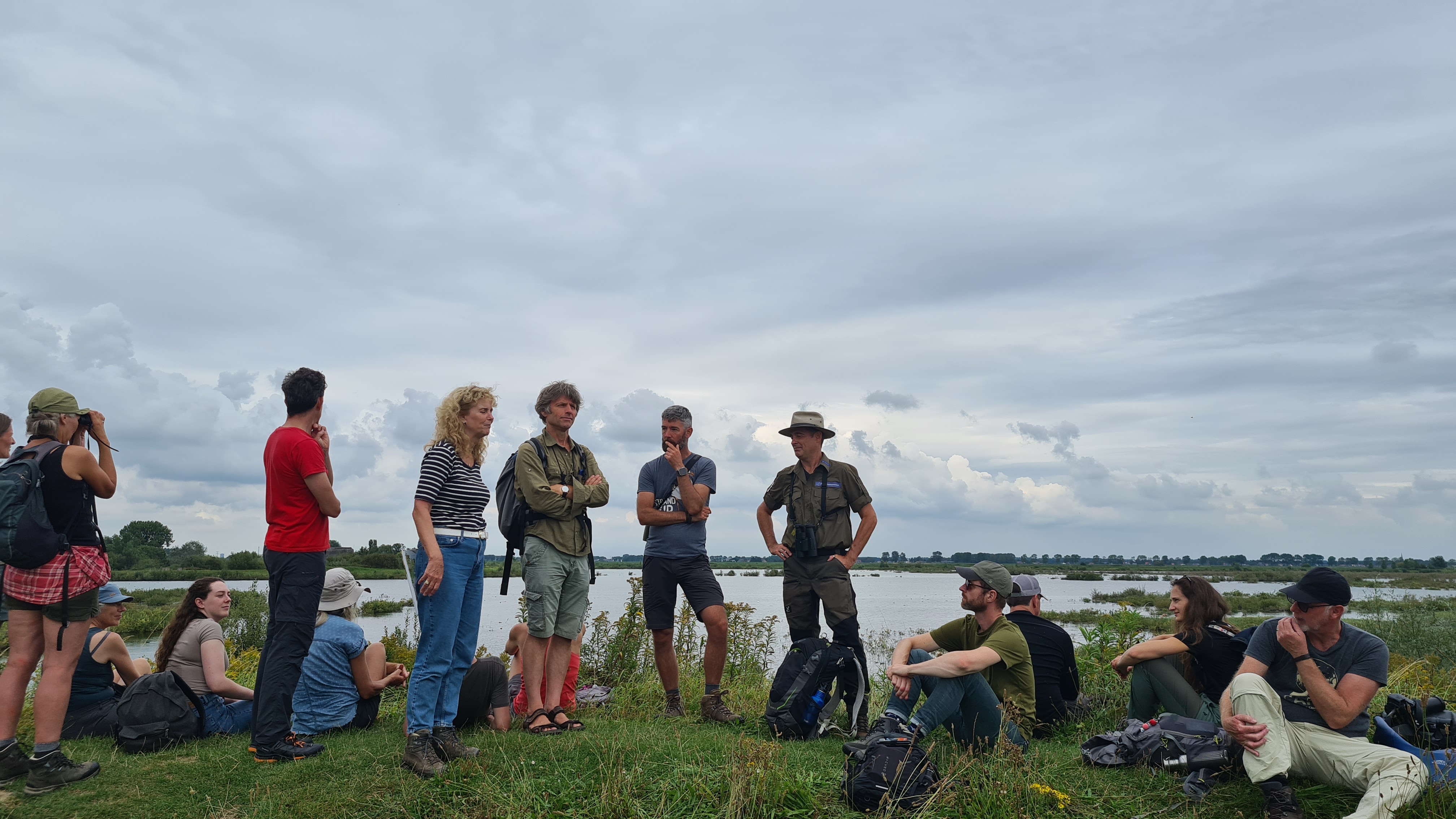 In gesprek op de uitzichtheuvel van Tiengemeten