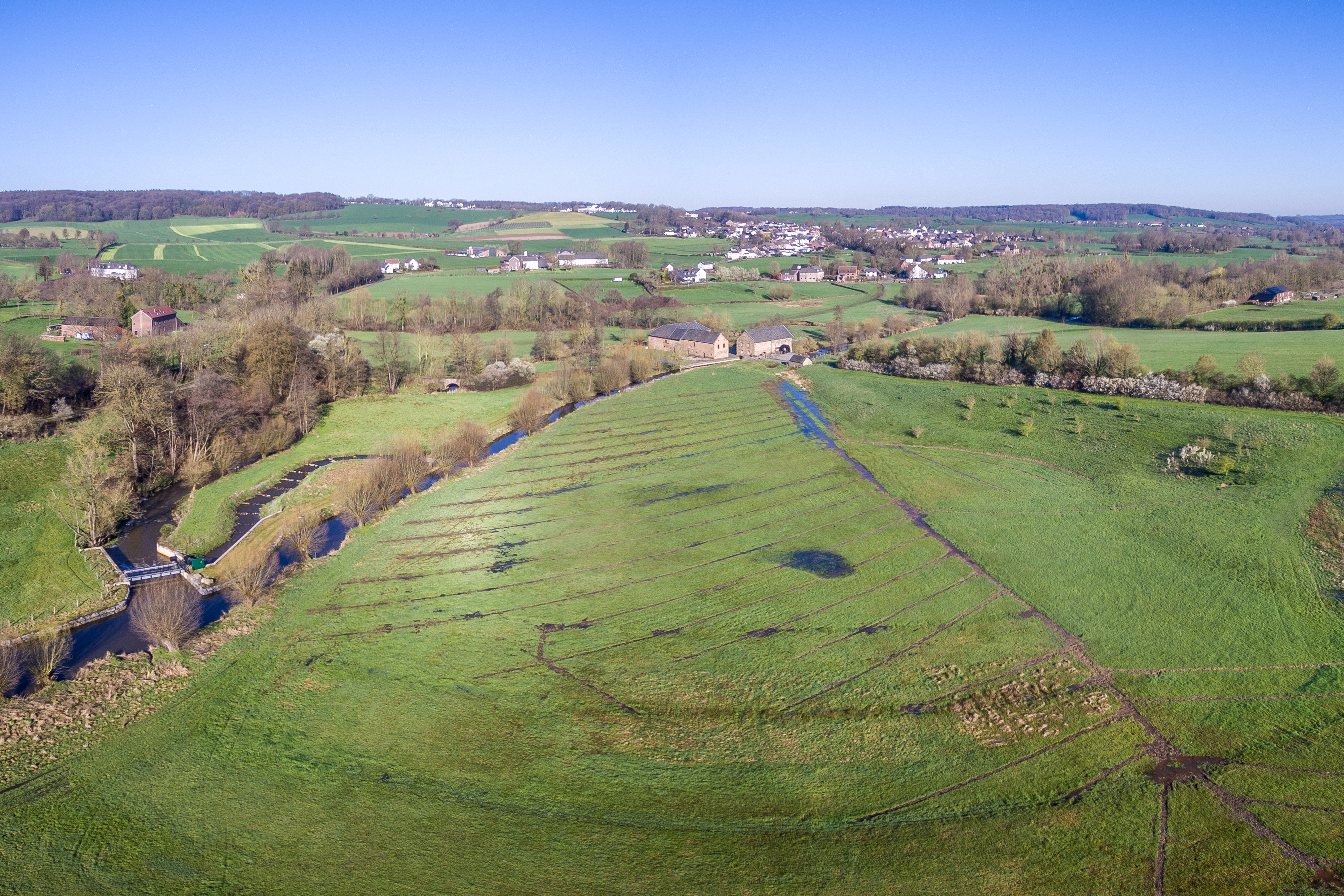 Luchtfoto laat zien waar de drainagebuizen liggen.