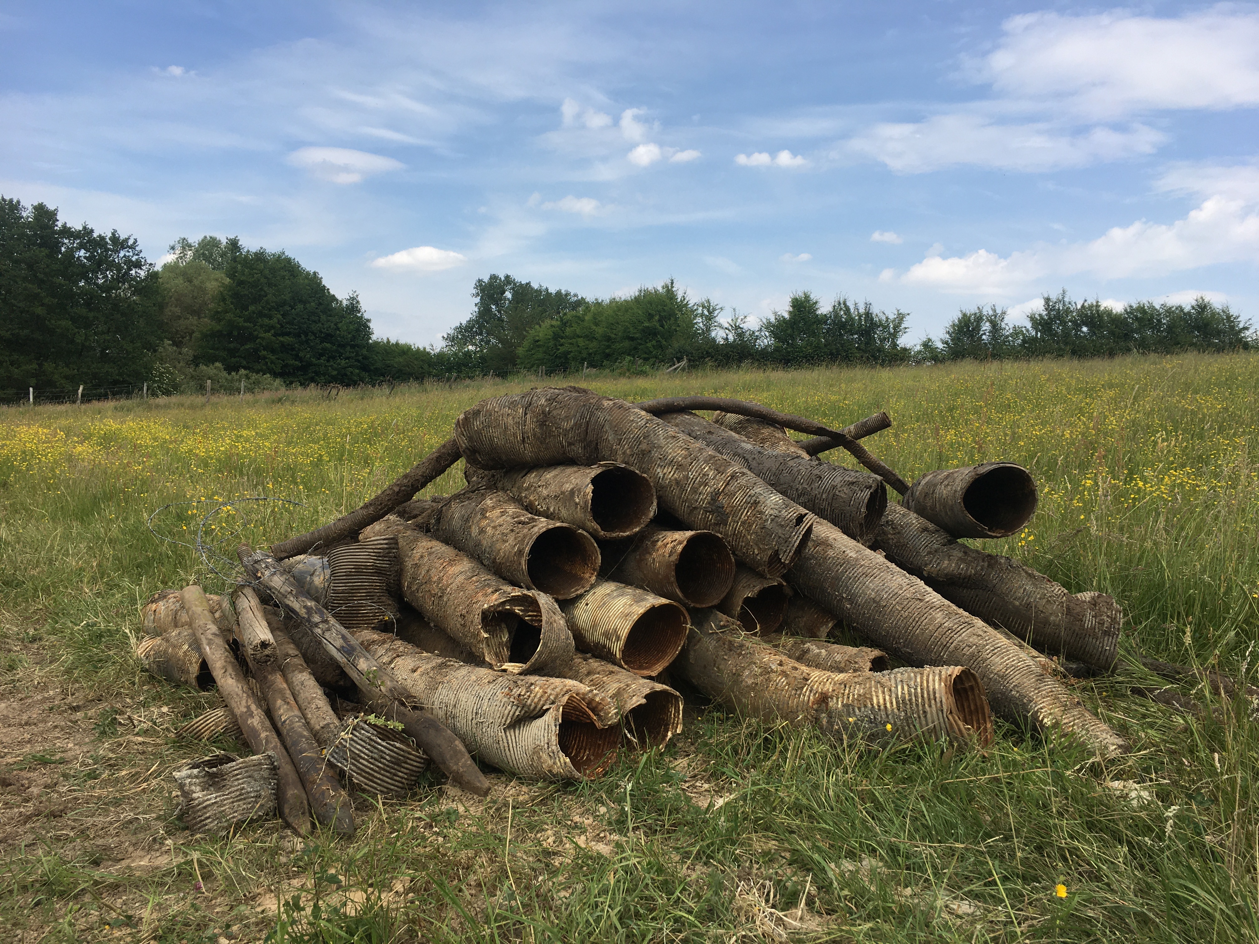 Opgediepte buizen liggen klaar om afgevoerd te worden.