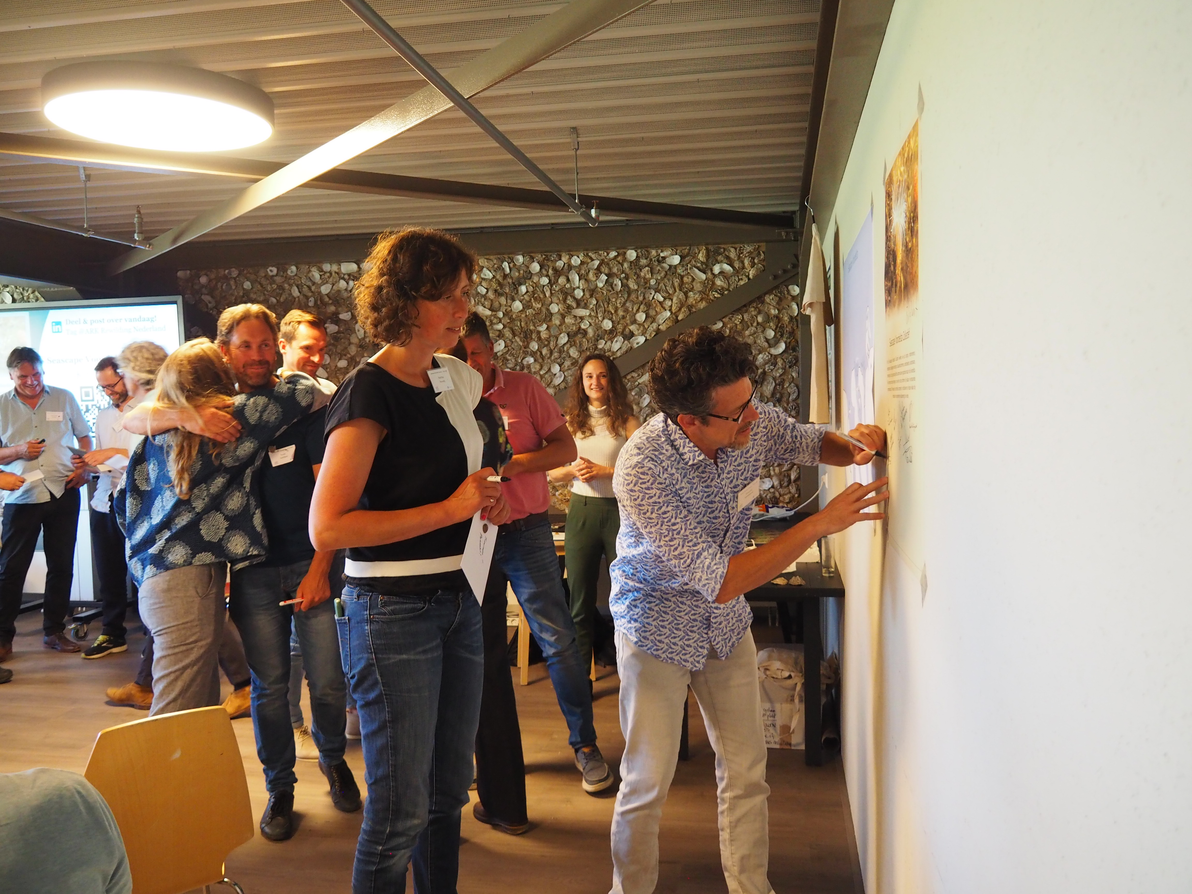 De stemming is opgewekt tijdens het tekenen van het handvest.