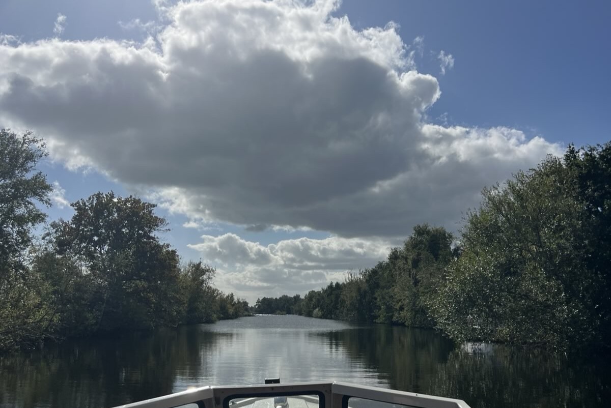 Zicht op de legakkers vanuit de boot