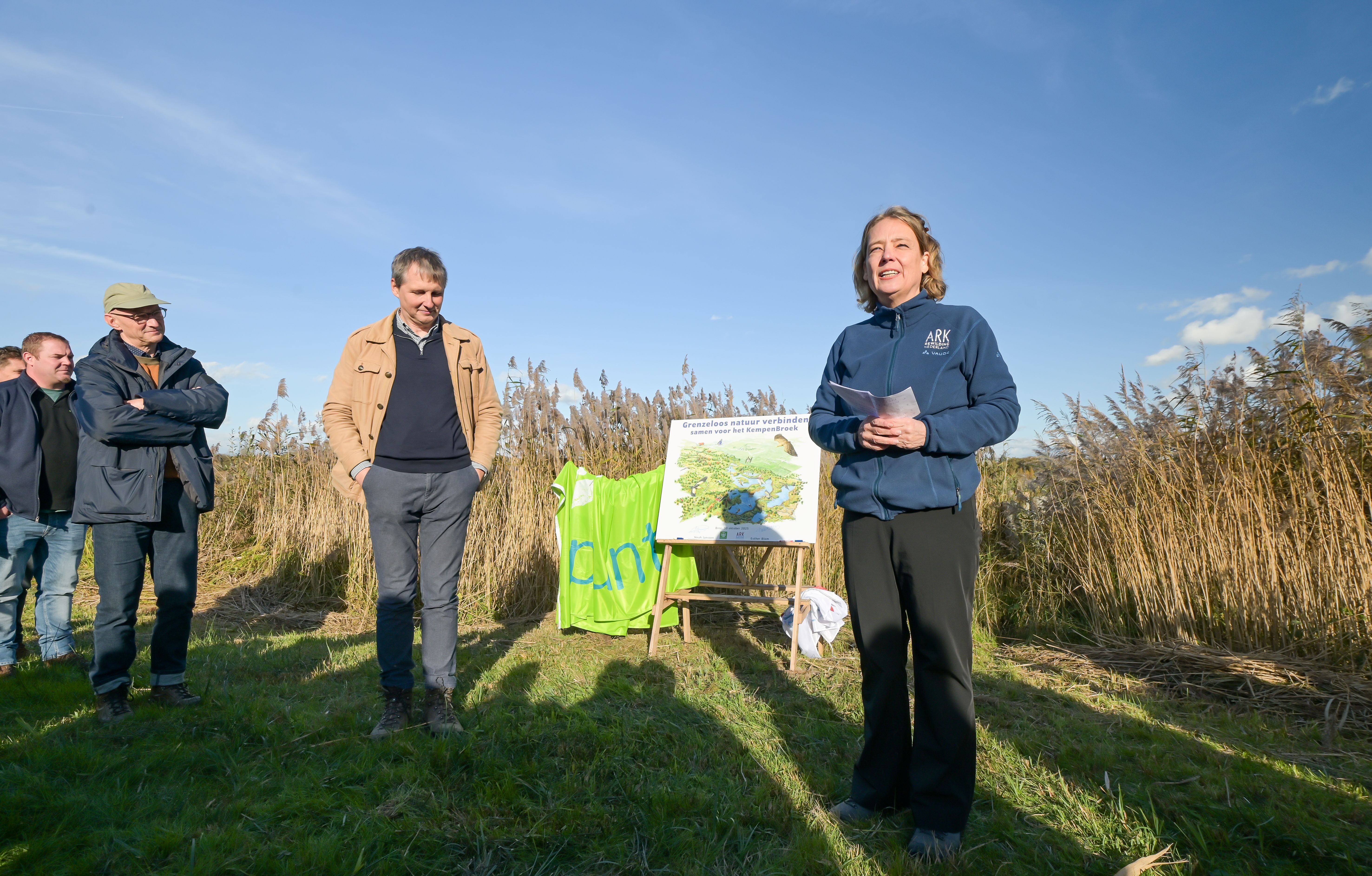 Noah Janssen en Esther Blom bij de onthulling van het bord waarop de handtekeningen zijn geplaatst om de samenwerking te bekrachtigen.