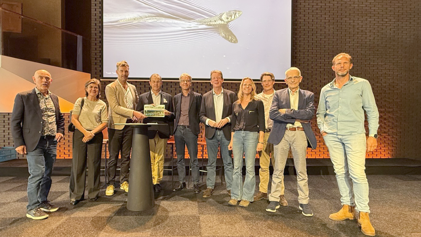 Vertegenwoordigers van de 5 organisaties op het podium bij de presentatie van de samenwerkingsovereenkomst