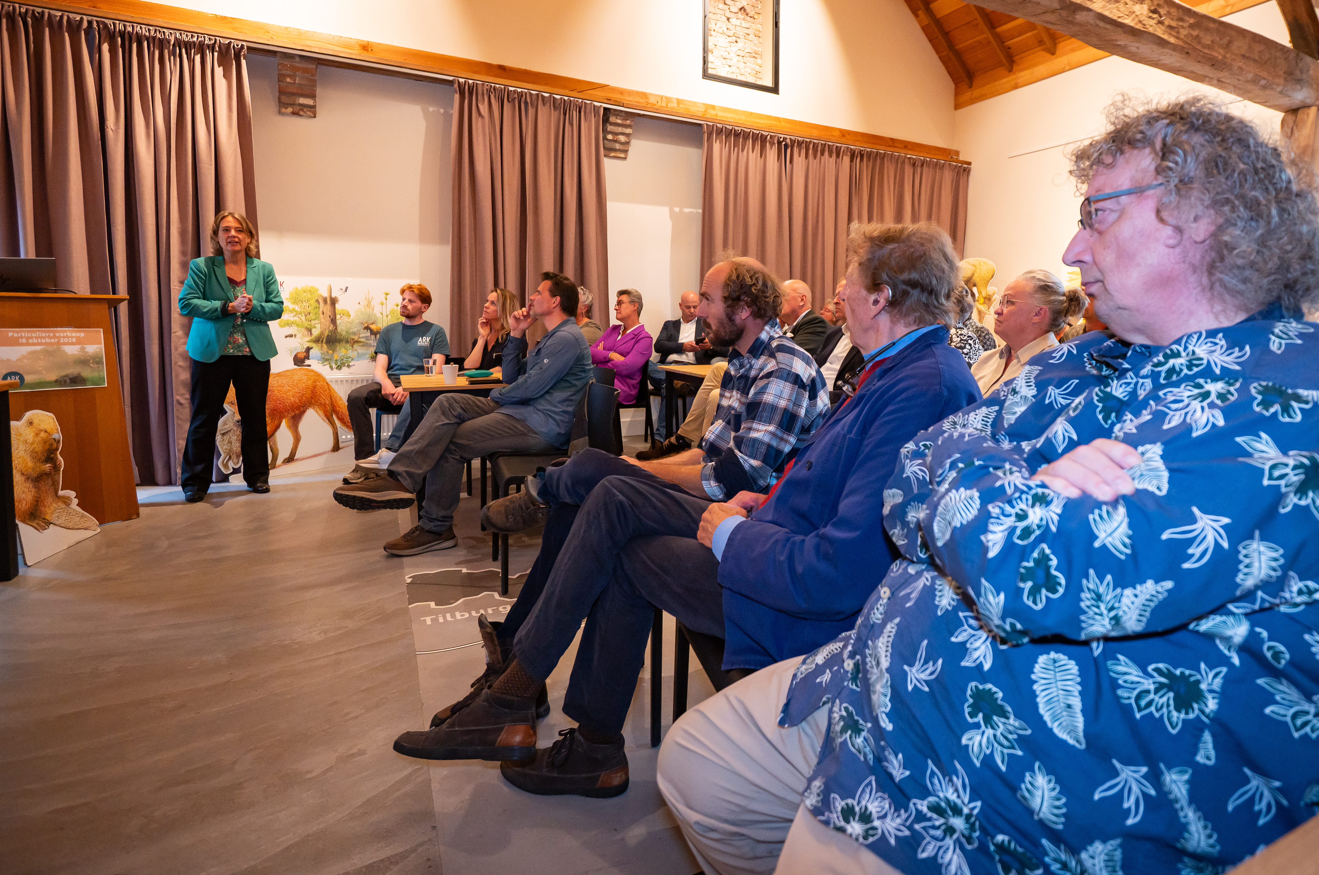 Esther Blom spreekt de zaal toe tijdens de particuliere verkoop