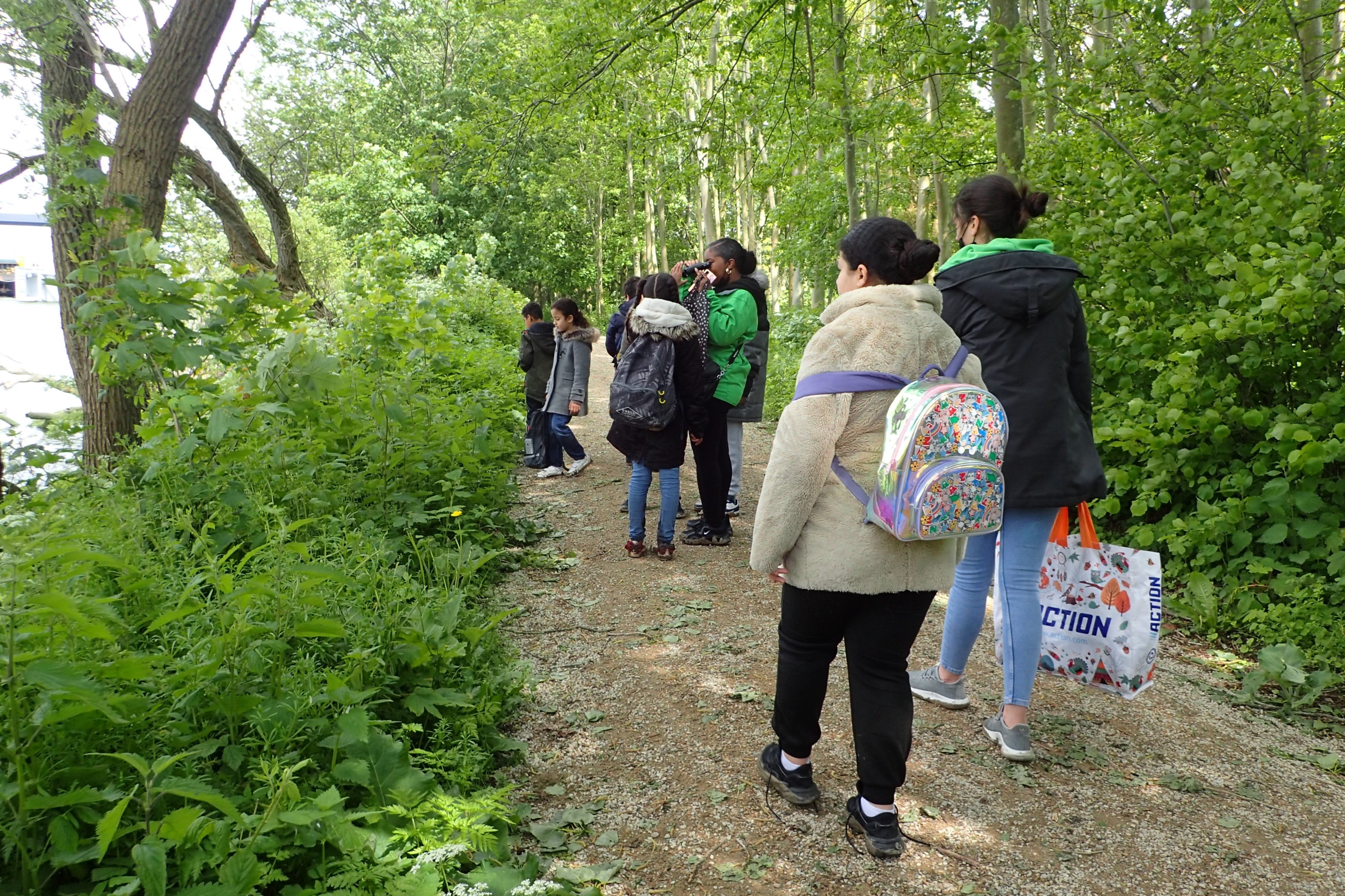 Schoolkinderen verkennen het Rotterdamse Eiland van Brienenoord. Foto: Elma Duijndam