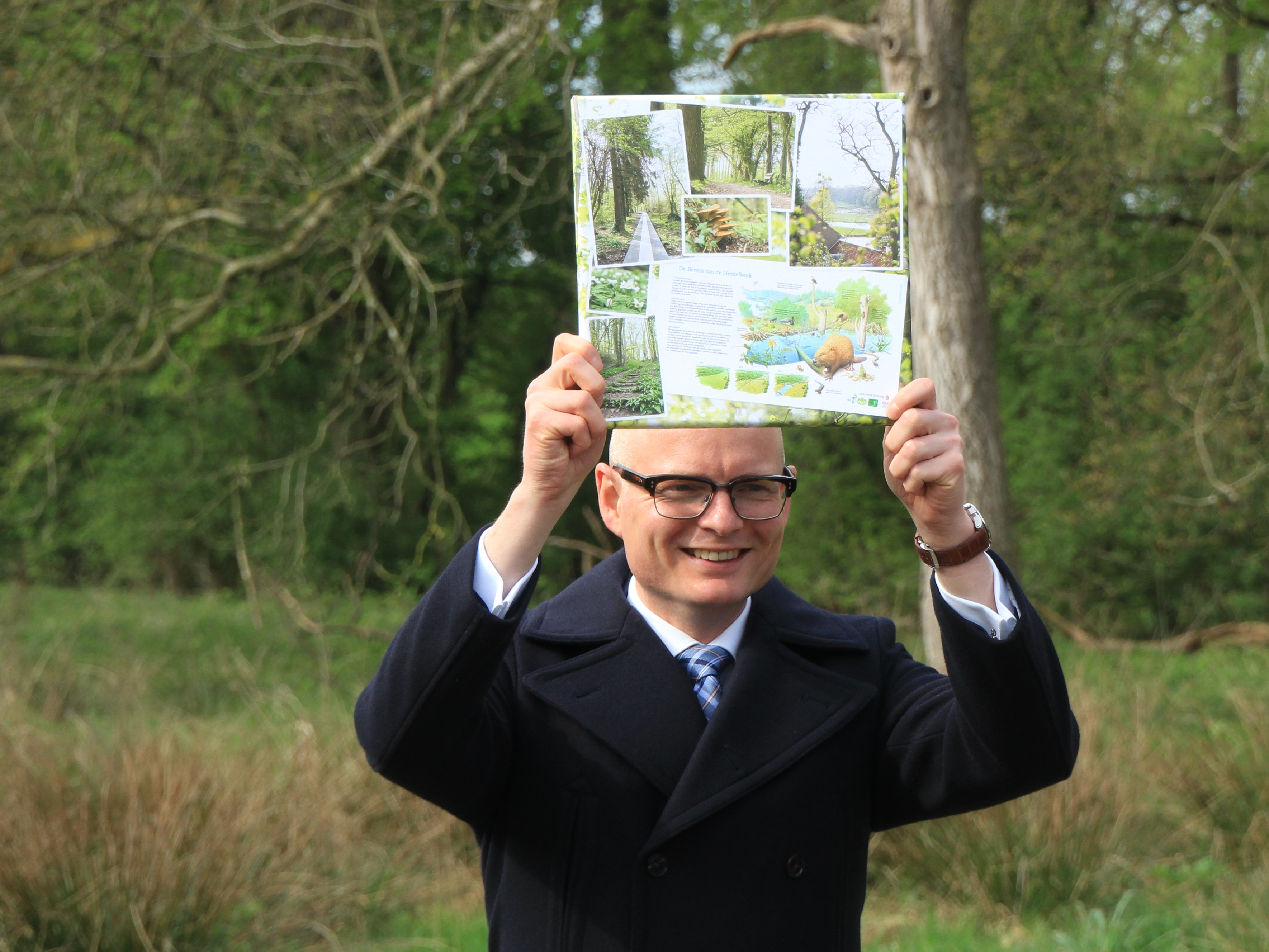 Limburgs gedeputeerde Hubert Mackus kreeg bij de opening van de ‘Hemelse Loper’ een mooi aandenken voor op zijn werkkamer. Foto: Olaf op den Kamp