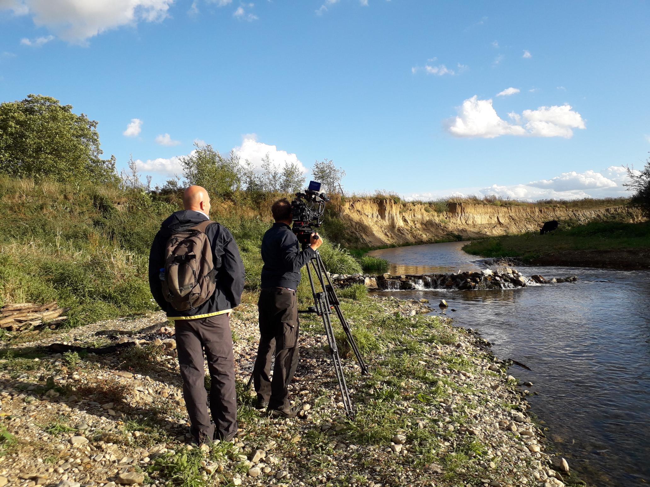 Filmploeg aan het werk langs de Grensmaas