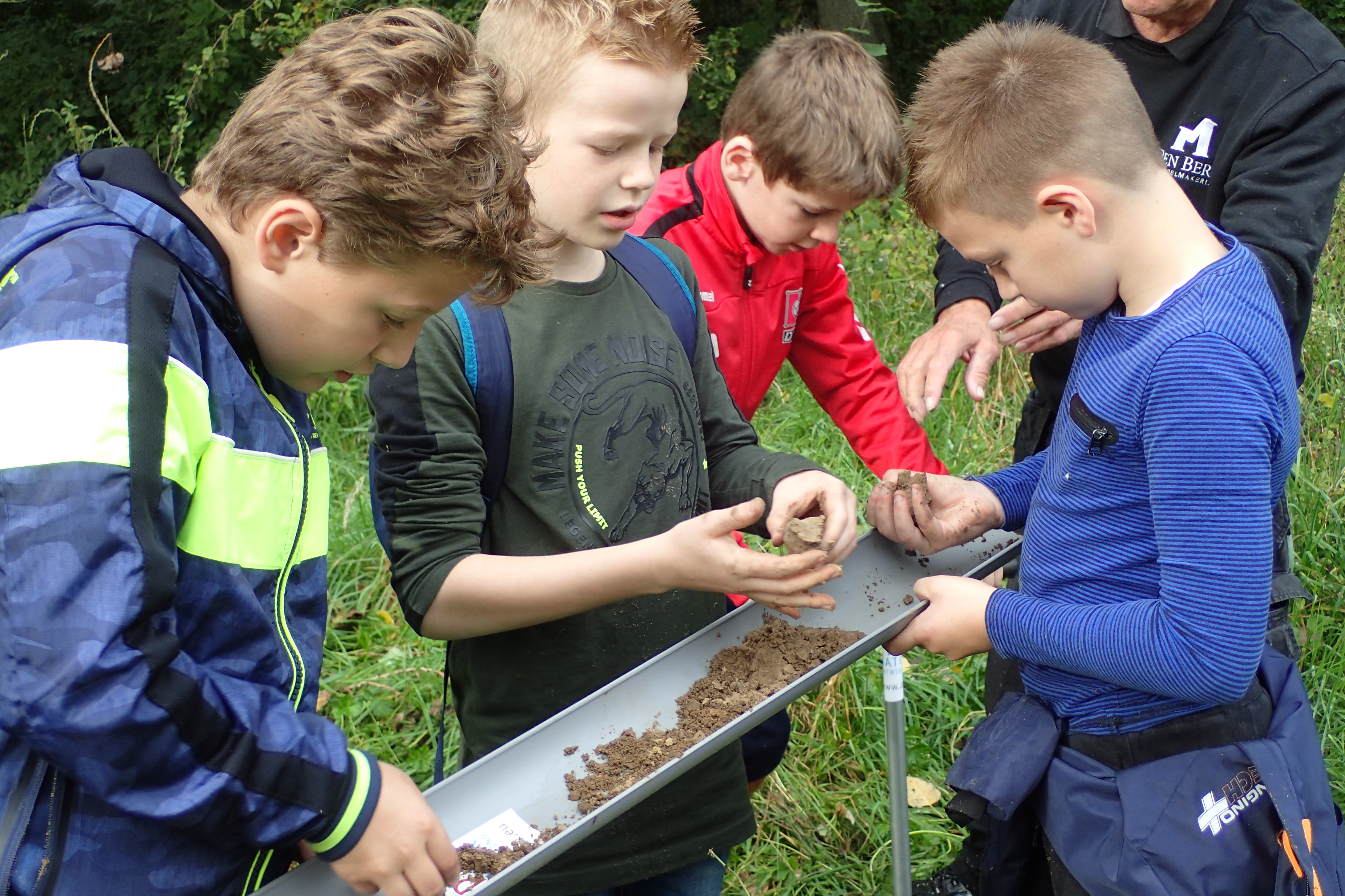Bodemonderzoek tijdens een veldles in Het Groene Woud