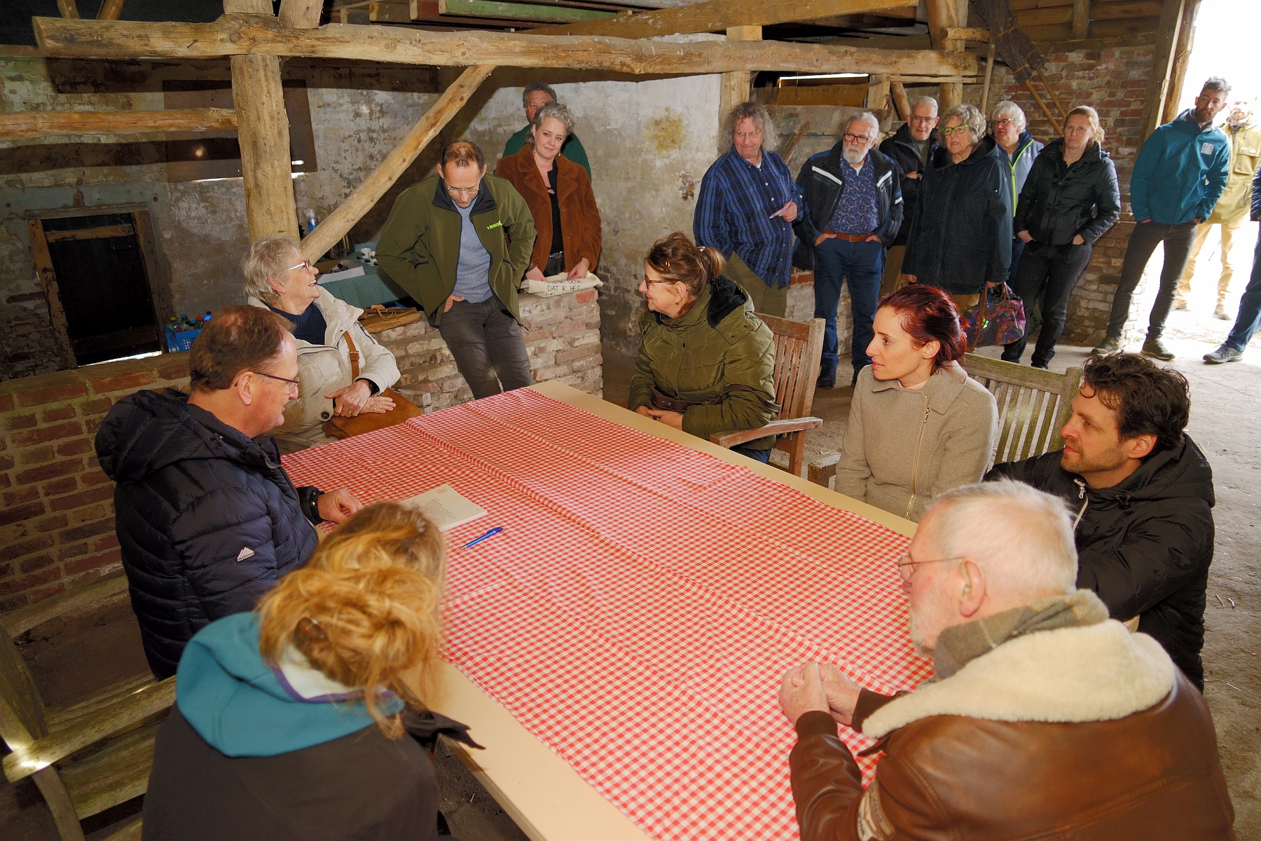 Op 15 maart 2023 ondertekenden de nieuwe grondeigenaren/-beheerders en ARK de overdrachtsakte, opgesteld door Wedemeijer Marks Netwerk Notarissen. Foto: Ruud van Nooijen.