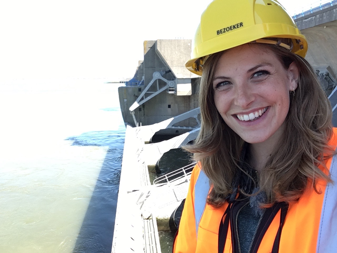 Camilla Dreef bij de Haringvlietsluizen