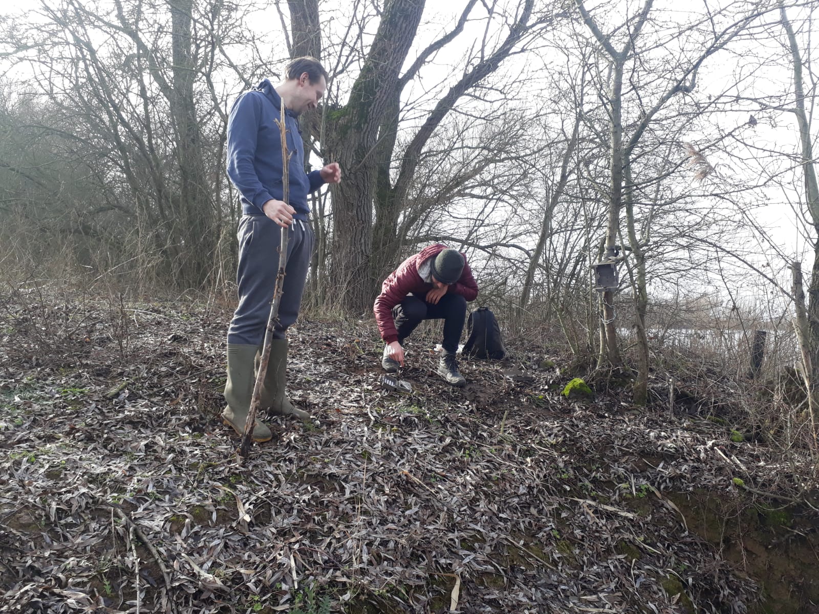 Teun en ik op pad om wildcamera's uit te lezen. Foto: Niek Broekhoven