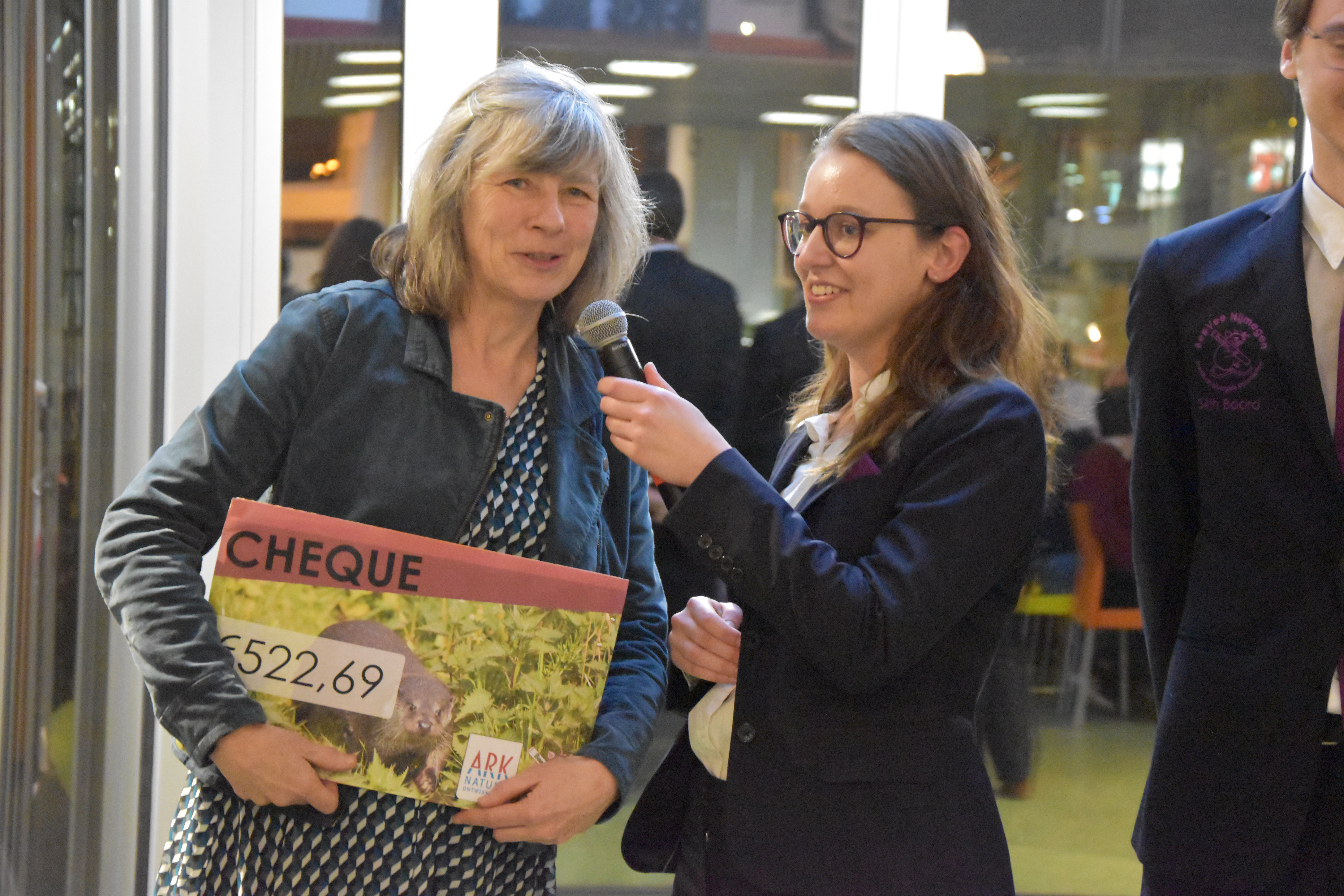 Studentenvereniging BeeVee overhandigt de cheque