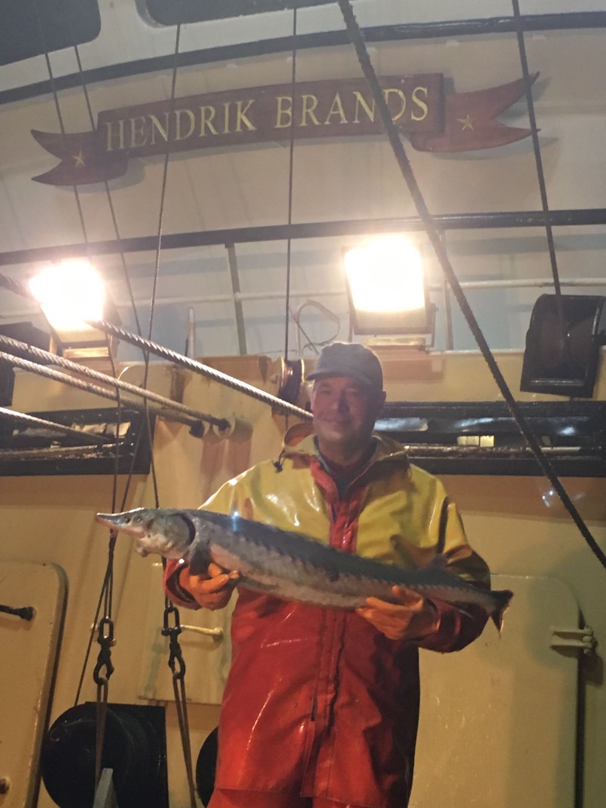 Riekelt de Boer toont de gevangen steur. Foto: Jan Hakvoort