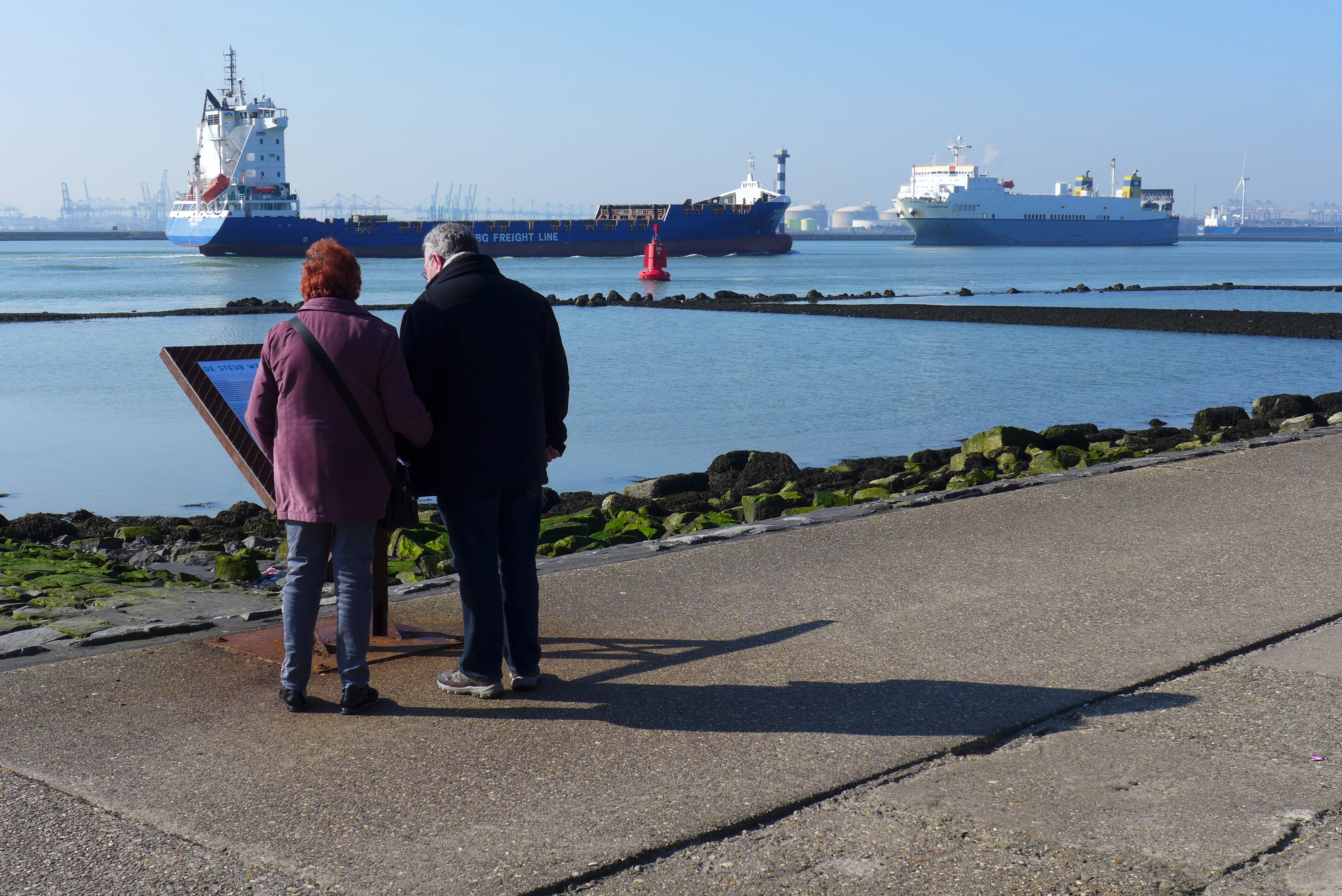 Infopaneel steur langs Nieuwe Waterweg bij Hoek van Holland