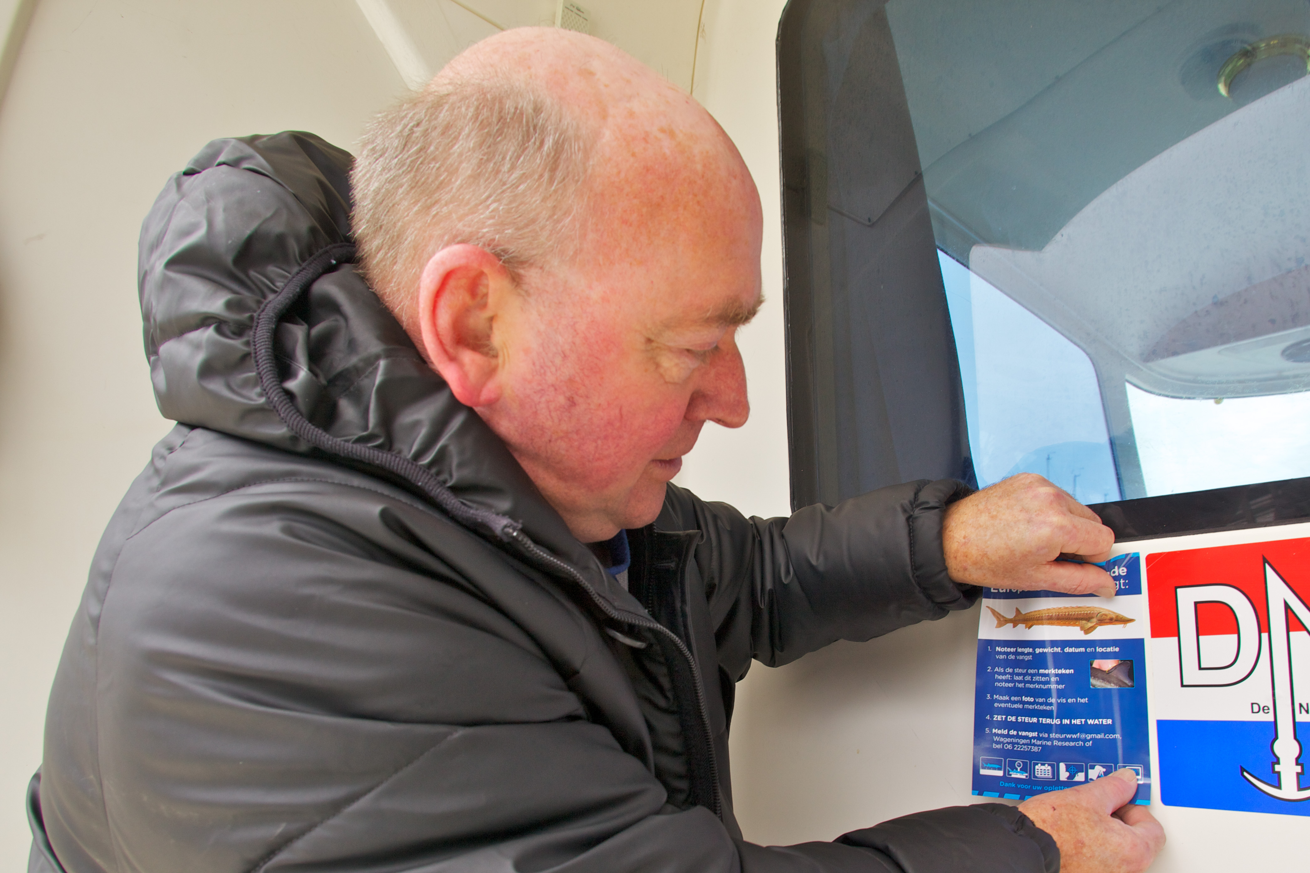 Sticker met stappenplan voor steurenvangst