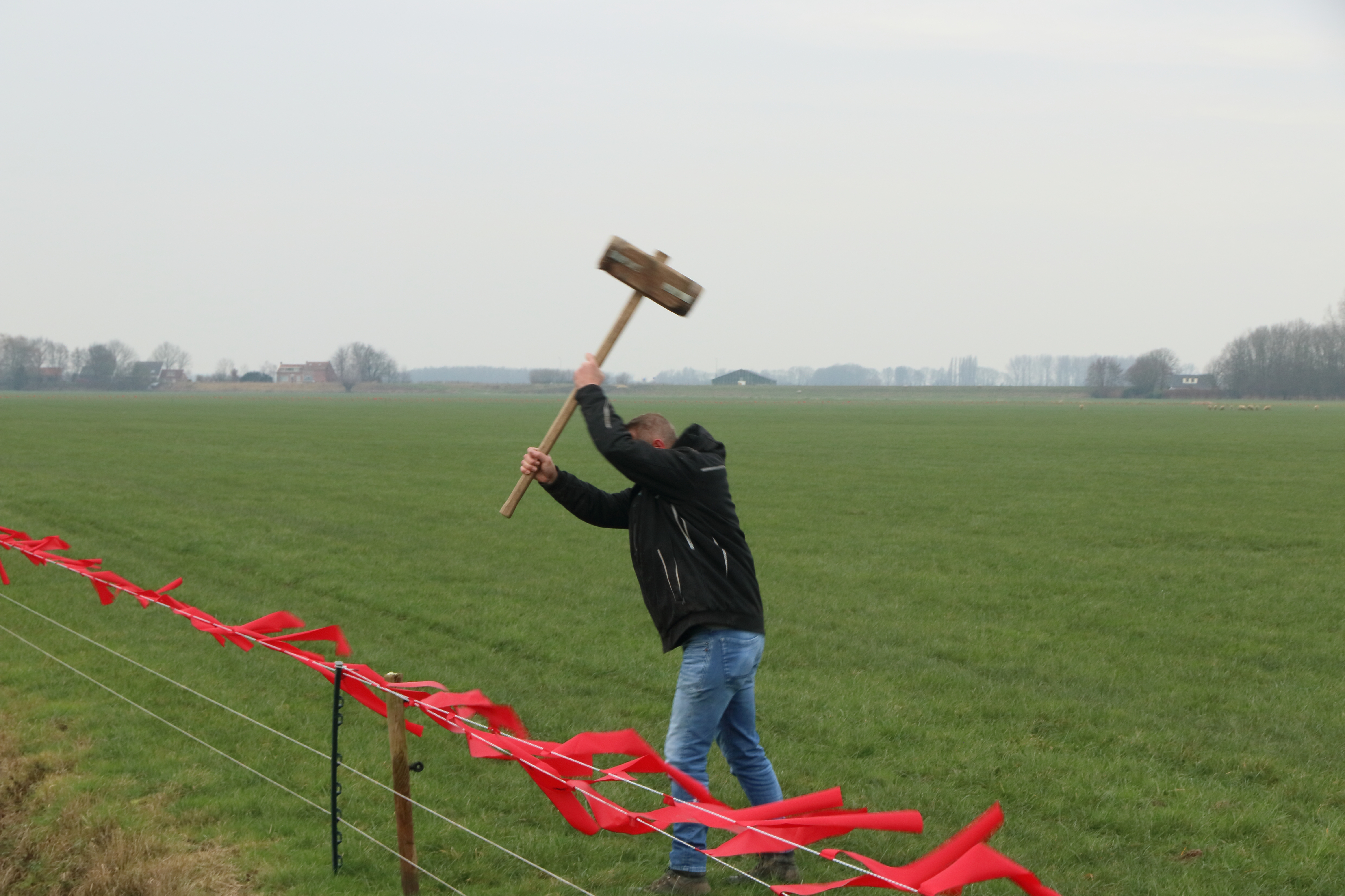De turbo fladry is gemakkelijk op te zetten omdat het op een rol vervoerd wordt en licht materiaal is.