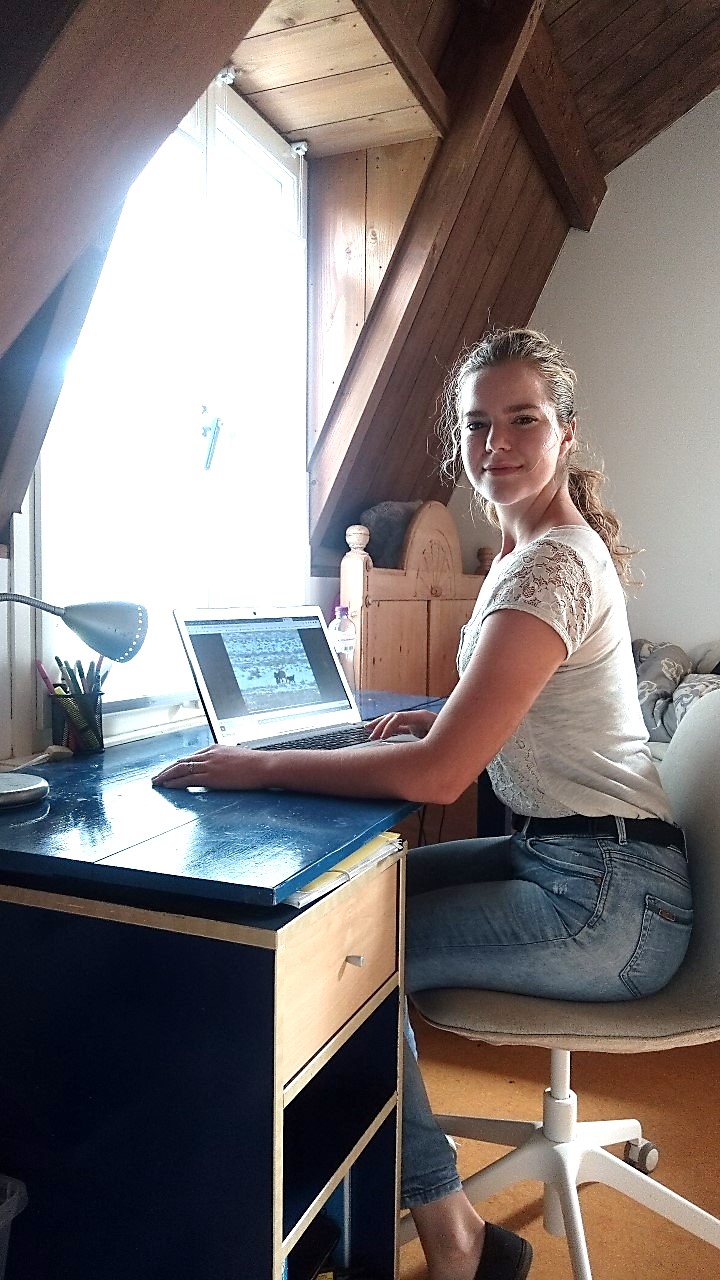 Fleur van Beek achter de computer voor haar literatuurstudie