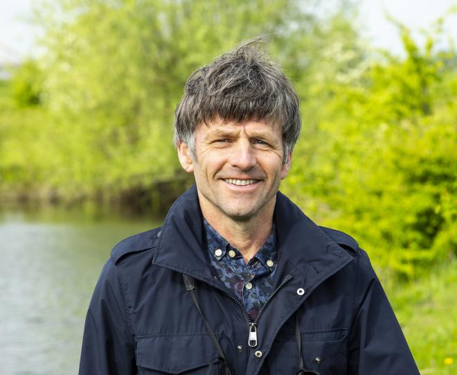 Jeroen Helmer bij een stierenkuil in de Ooijpolder