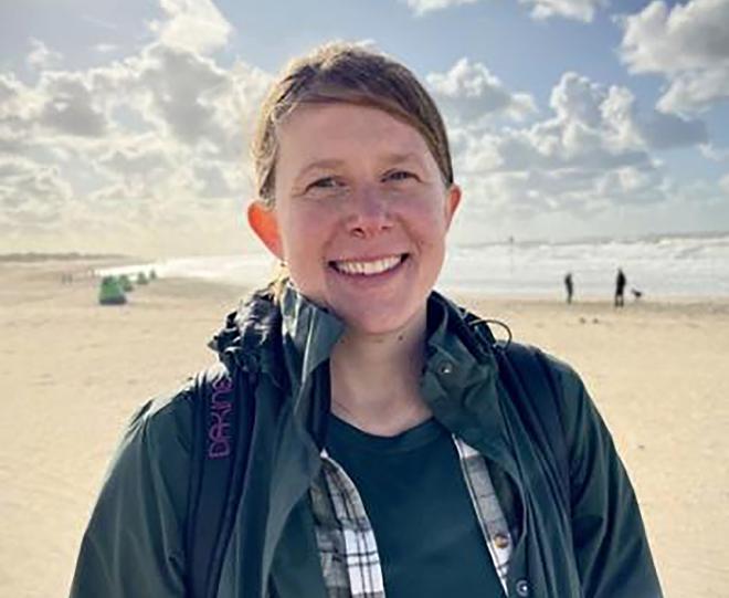 Roos Bol poserend op het strand op een zonnige dag.
