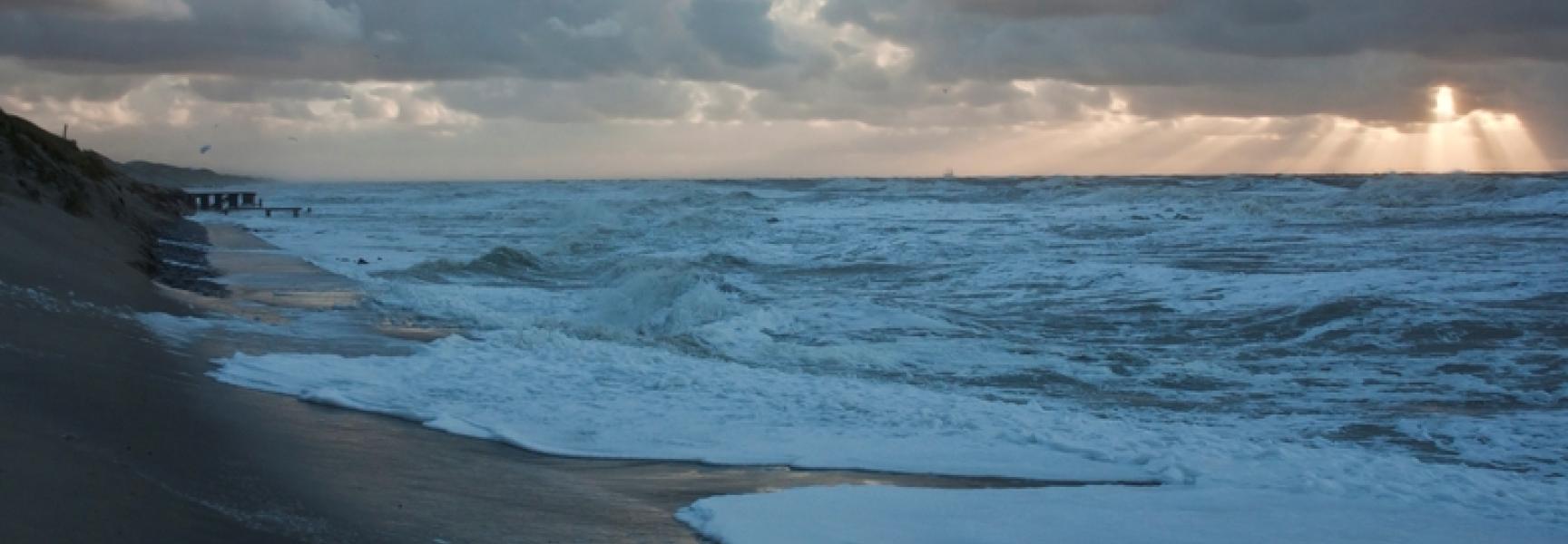 Hoogwater en storm op het Noordzeestrand.