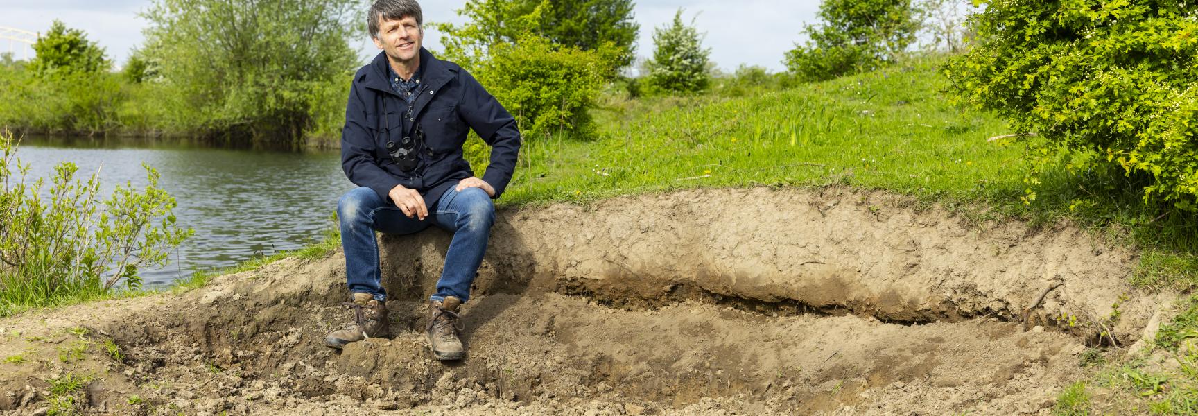 Jeroen Helmer bij een stierenkuil in de Ooijpolder
