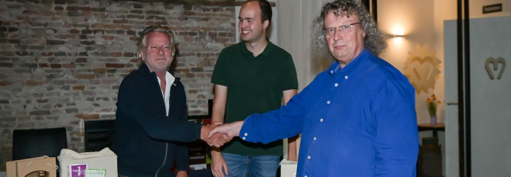 Ger van den Oetelaar feliciteert de vertegenwoordigers van de winnende bureaus