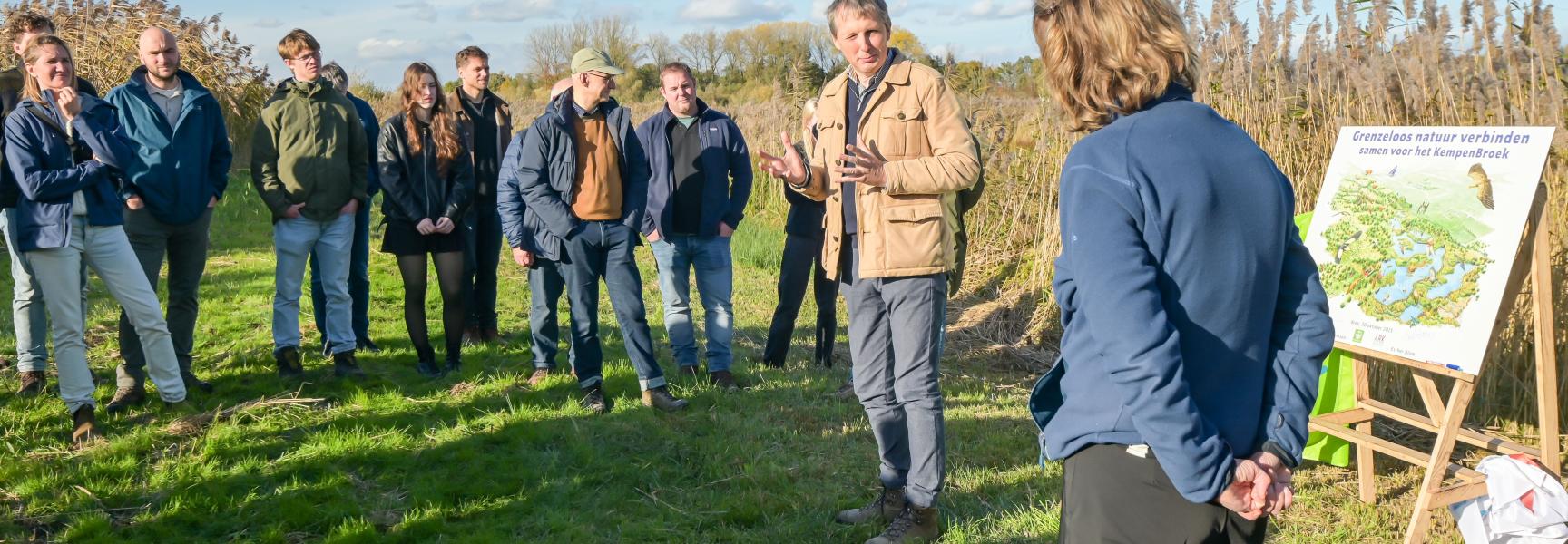 Noah Janssen en Esther Blom bij de onthulling van het bord waarop de handtekeningen zijn geplaatst om de samenwerking te bekrachtigen.