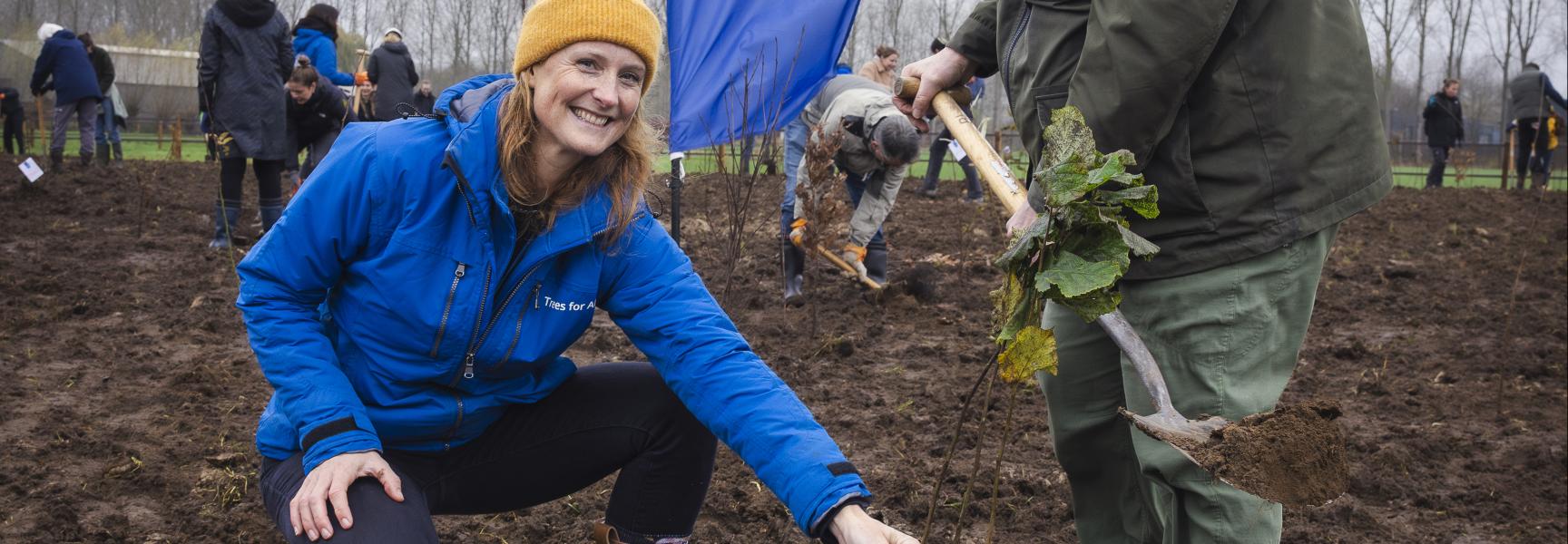 De symbolische aanplant van de 400.000ste boom door Marieke Romano namens Trees for All en Ger van den Oetelaar