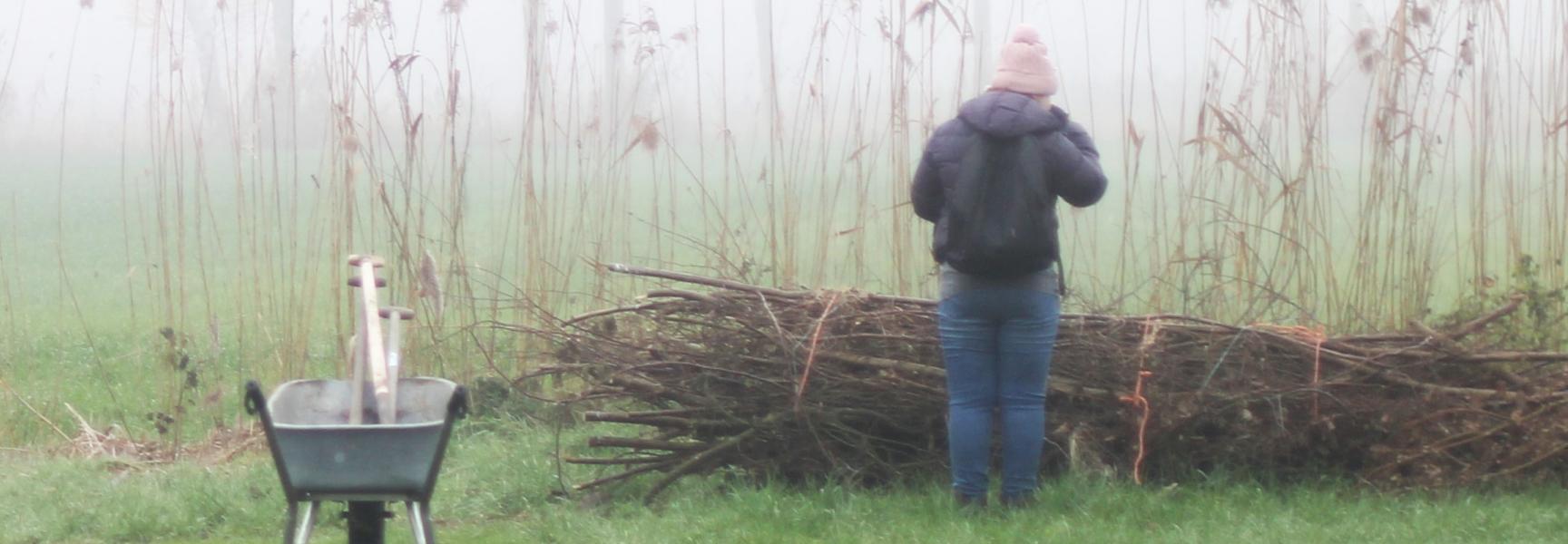 Medewerker van Stichting Broekbos op het perceel van ARK bezig met nieuwe aanplant