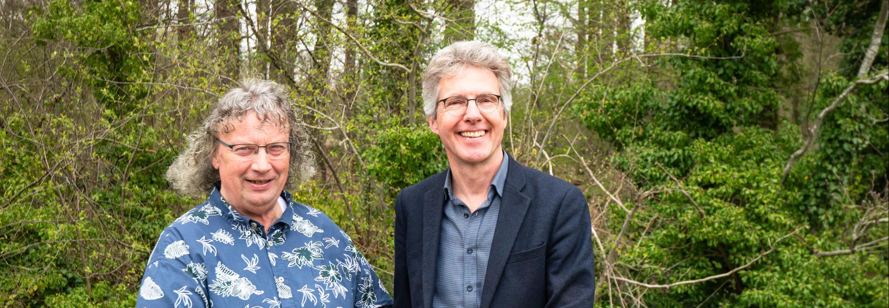 Ger ontvangt de Brabants Landschapspenning uit handen van directeur Joris Hogenboom 