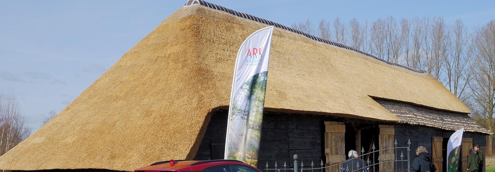 De bekrachtiging van de grondoverdracht en grondruil vond plaats in de historische schuur De Halfgalg van Bart en Sanne van Gils aan Onrooi in Boxtel. Foto: Ruud van Nooijen.