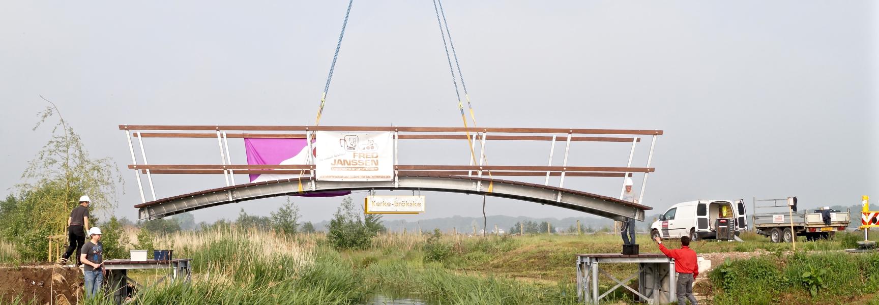 Plaatsing Kerke Brökske over Tungelroyse Beek