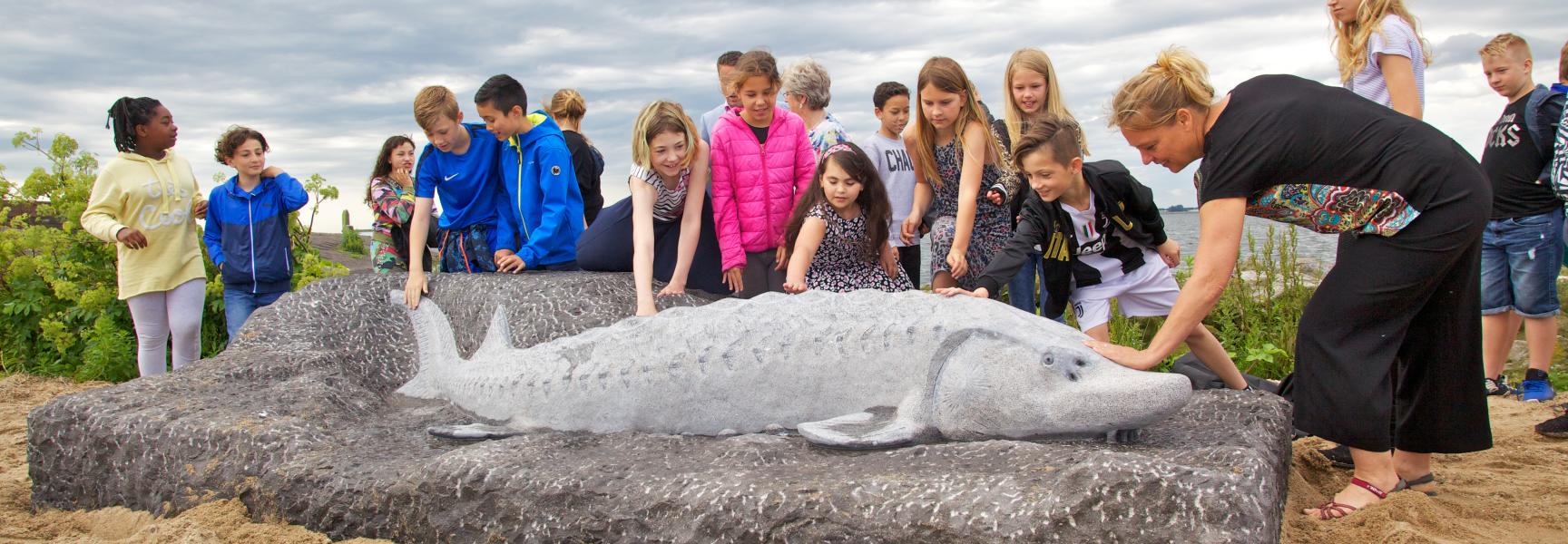 Standbeeld voor de steur aan het Haringvliet in Hellevoetsluis