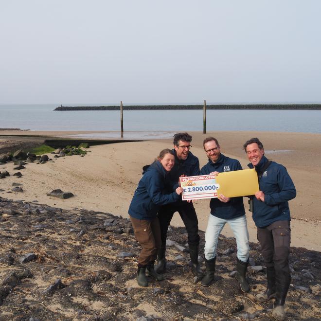 Noordzeeteam van ARK met cheque Postcode Loterij
