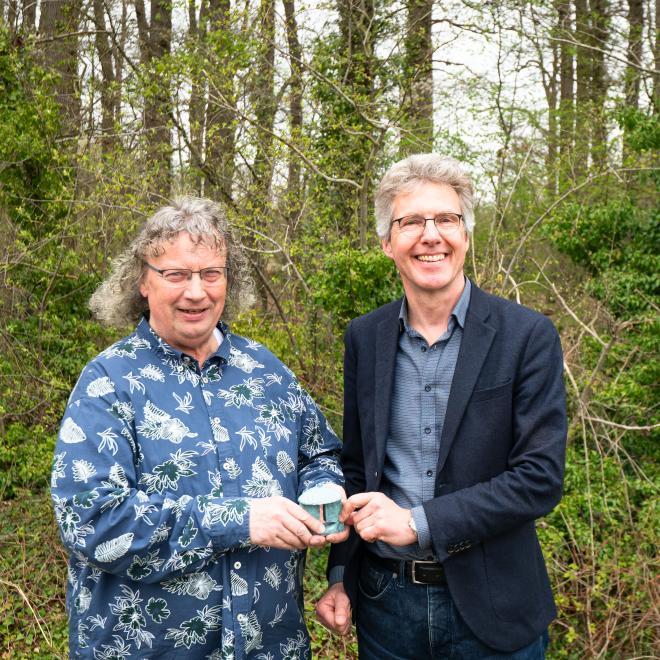 Ger ontvangt de Brabants Landschapspenning uit handen van directeur Joris Hogenboom 