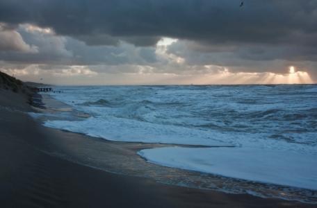 Hoogwater en storm op het Noordzeestrand.