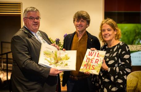 Burgemeester ontvangt boek Wildernis in Eigen Land in De Bastei