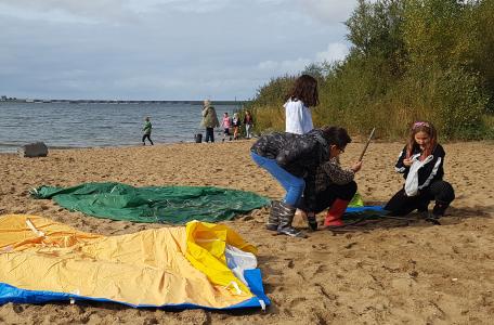 Leerlingen aan de slag langs het Haringvliet