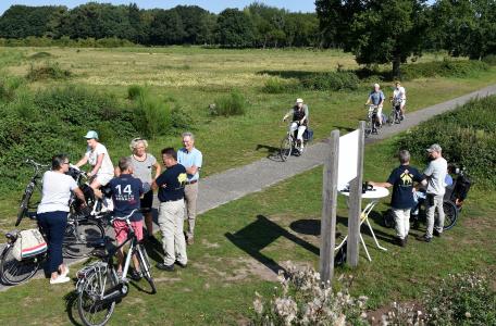 Fietsers bij uitkijkpunt Maashorst, foto: Martien van Dooren