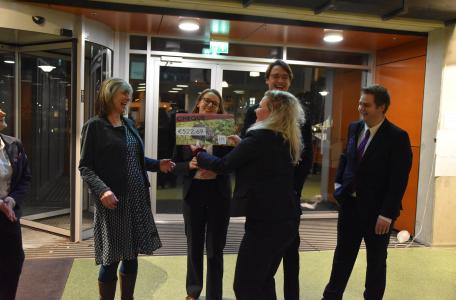 Studentenvereniging BeeVee overhandigt de cheque