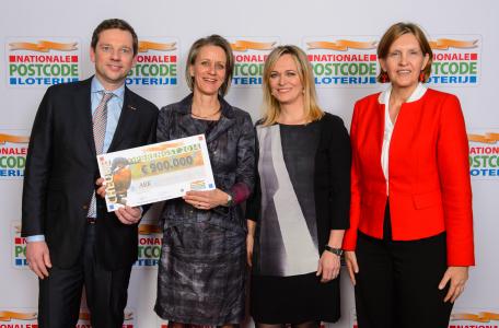 Uitreiking cheque ARK Foto Roy Beusker