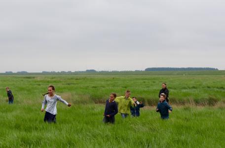 Pabo student met kinderen. Foto: André de Hamer (Duurzame PABO)