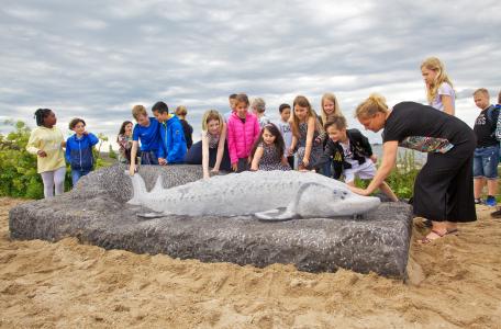 Standbeeld voor de steur aan het Haringvliet in Hellevoetsluis