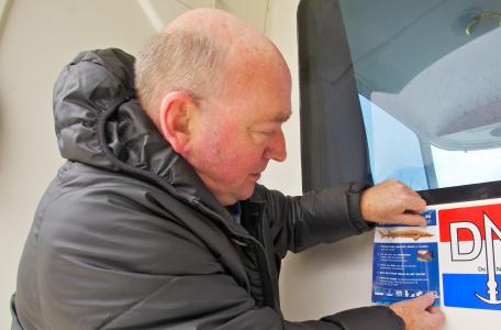 Steurensticker met stappenplan voor vangst steur