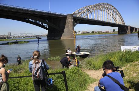 Eerste uitzetting van zeldzame steuren in Nederland.